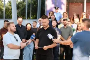 Të rinjtë e PDK-së thirrje Kurtit para Qeverisë: Mos ua merrni të rinjve shpresën se e ardhmja mund të ndërtohet në Kosovë