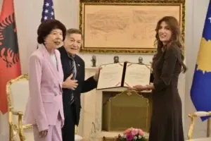 Joe DioGuardi dhe Shirley Cloyes DioGuardi marrin shtetësinë e Kosovës