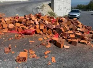 Gjobitet shoferi i kamionit pasi bllokat ndërtimorë ranë në rrugën Zhur–Dragash