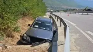 Aksident në Rrugën e Kombit, automjeti përfundon në kanal, shoferi dërgohet me urgjencë në spital