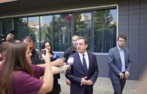 Kurti mbërrin në Kuvend për takim me Abdixhikun