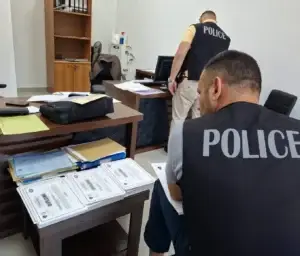 Arrestohet një person në Prizren, dyshohet se lëshoi 1,679 diploma të falsifikuara