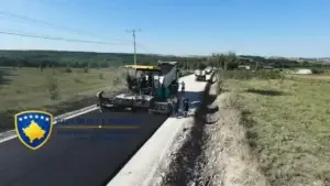 Nis asfaltimi në rrugën Kijevë–Malishevë