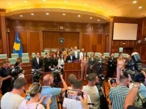 PDK e AAK sërish sot në Kuvend, kërkojnë vazhdimin e seancës konstituive
