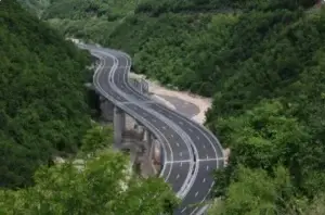 Zbulohen mangësi në tenderin 15.9-milionësh për autoudhët A6 dhe A7
