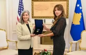 Haxhiu dekoron senatoren amerikane Joni Ernst me Medaljen Presidenciale të Meritave