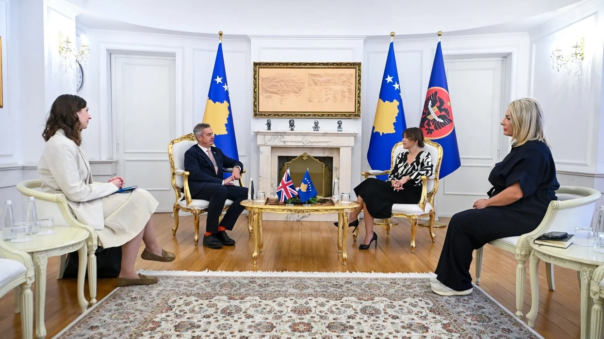 Ngërçi institucional, Haxhiu diskuton me ambasadorin britanik