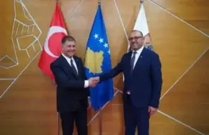 Cemil Tugay takohet me nënkryetarin Dushi, diskutohet thellimi i bashkëpunimit me Izmirin