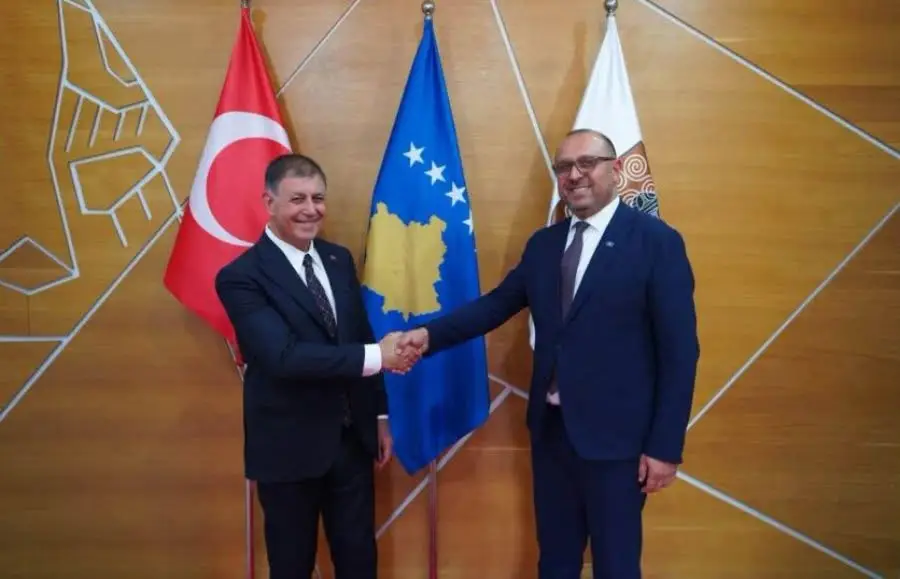 Cemil Tugay takohet me nënkryetarin Dushi, diskutohet thellimi i bashkëpunimit me Izmirin