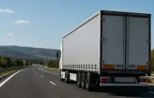 Kufizime për kamionët mbi 20 tonë në autoudhë, nesër nga ora 11:00 deri në 17:30