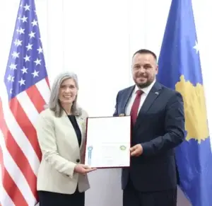 Maqedonci nderon senatorë Joni Ernst me medaljen për shërbim të shquar
