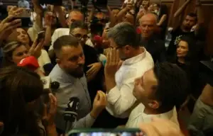 “Gjuajtje me ujë, letra, kapje për duarsh”, tensione në Kuvend – deputetët përplasen fizikisht e verbalisht