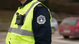 Vetura me shpejtësi të madhe godet zyrtarin policor në Malishevë, lëndohen edhe pesë persona të tjerë