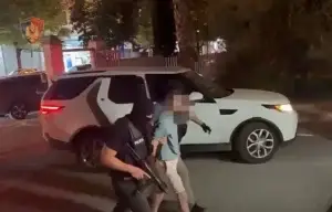 Trafik armësh nga Kosova drejt Shqipërisë, dy të arrestuar në Durrës