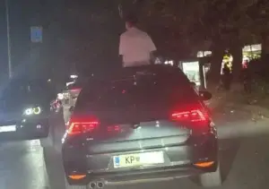 Pasi raportohet nga qytetarët, gjobitet me 150 euro ngasësi që lejoi pasagjerin të nxjerrë turpin jashtë automjetit në Suharekë