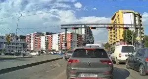 Vozitësi në Prizren kaloi në semafor të kuq, Policia e gjobit pas videos së dërguar nga qytetari