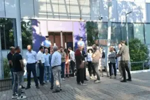“Hapini dyert e Kuvendit”, PDK dhe Aleanca vazhdojnë protestën para Qeverisë