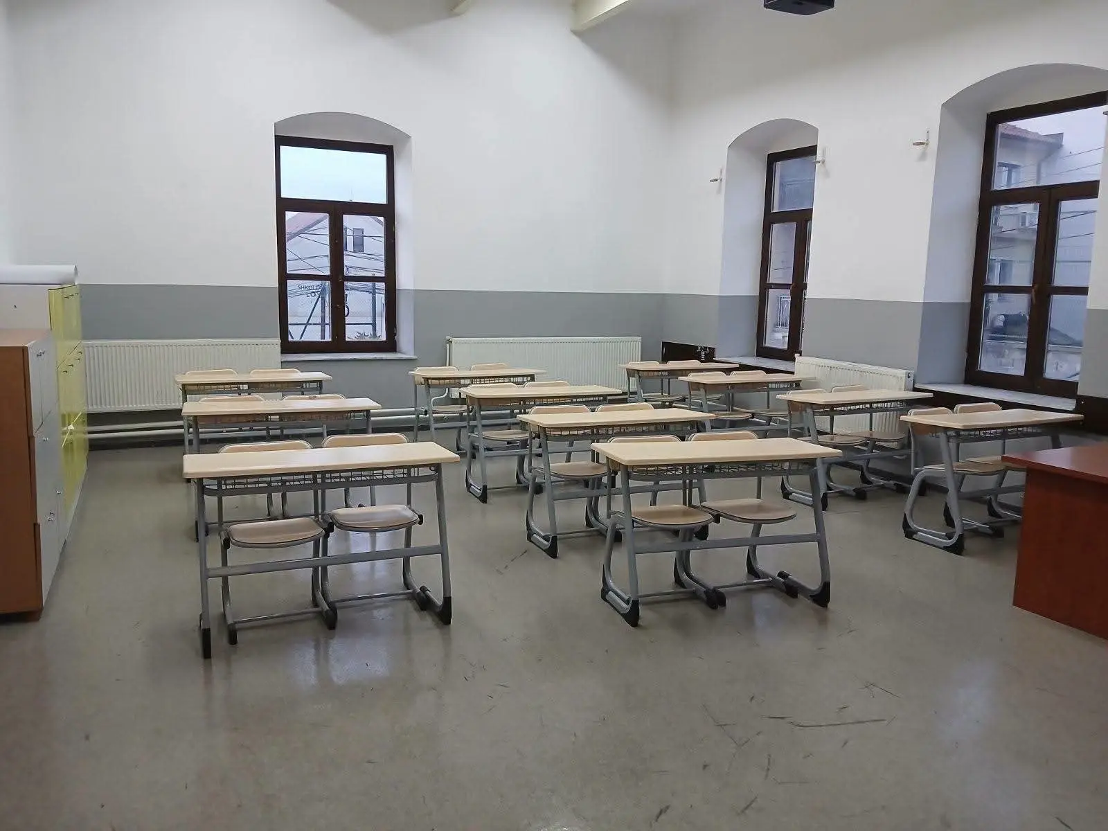 Shkolla “Lidhja e Prizrenit” furnizohet me banka dhe karrige të reja për nxënësit