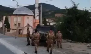 Ushtarët italianë patrullojnë në Prizren
