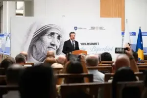 Kurti në përvjetorin e vdekjes së Shën Nënës Tereza: Ajo u shndërrua në urë jo në mur