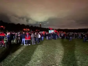 Shqiptarët mbushin Hagën me flamuj kombëtarë e të UÇK-së, verdiktin e presin në qiell të hapur