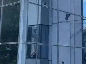 Hidhen gurë drejt objektit të Qeverisë nga protestuesit