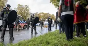 Policia holandeze për protestat në Hagë: Dy të arrestuar dhe një polic i lënduar
