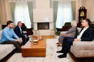 Hamza viziton familjet Thaçi, Veseli dhe Krasniqi: Nuk janë vetëm dhe nuk do të jenë kurrë