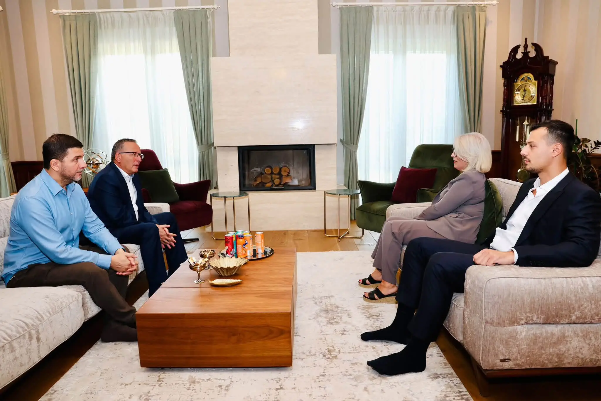 Hamza viziton familjet Thaçi, Veseli dhe Krasniqi: Nuk janë vetëm dhe nuk do të jenë kurrë