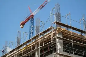 Ndërtim me një kat më shumë dhe 730 m² tejkalim: Katër personave i ngrihet aktakuzë në Suharekë