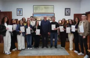 Nënshkruhen kontratat, 250 studentë në Prizren përfitojnë bursa nga 700 euro