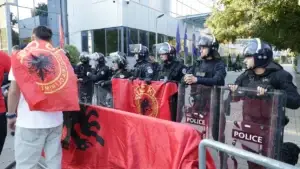 Protesta sot, Policia thirrje pjesëmarrësve: Tregoni kujdes e maturi, mos hidhni gjësende të forta dhe mos përdorni maska