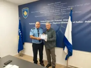 Policit Vehap Morina i dorëzohet mirënjohje për ndërhyrjen gjatë një përleshjeje në Prizren