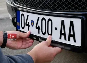 Nga 500 deri në 3 mijë euro për “meraklitë” e targave – kaq kushtojnë kombinimet e veçanta