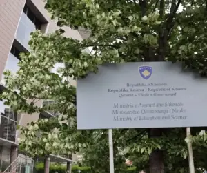 Ministria e Arsimit shpall konkursin për ndarjen e bursave për nxënësit e komuniteteve rom, ashkali dhe egjiptian në shkolla të mesme