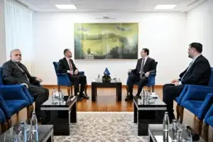 Kurti priti në takim kryetarin e Kuvendit dhe kryeshefin për Arsim të Komunës së Bujanocit