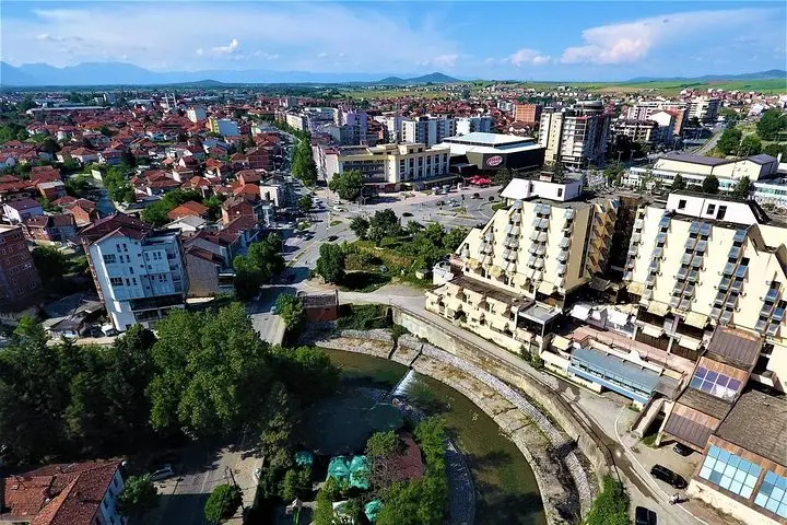 Vidhen mbi 100 armë nga një depo në Gjakovë