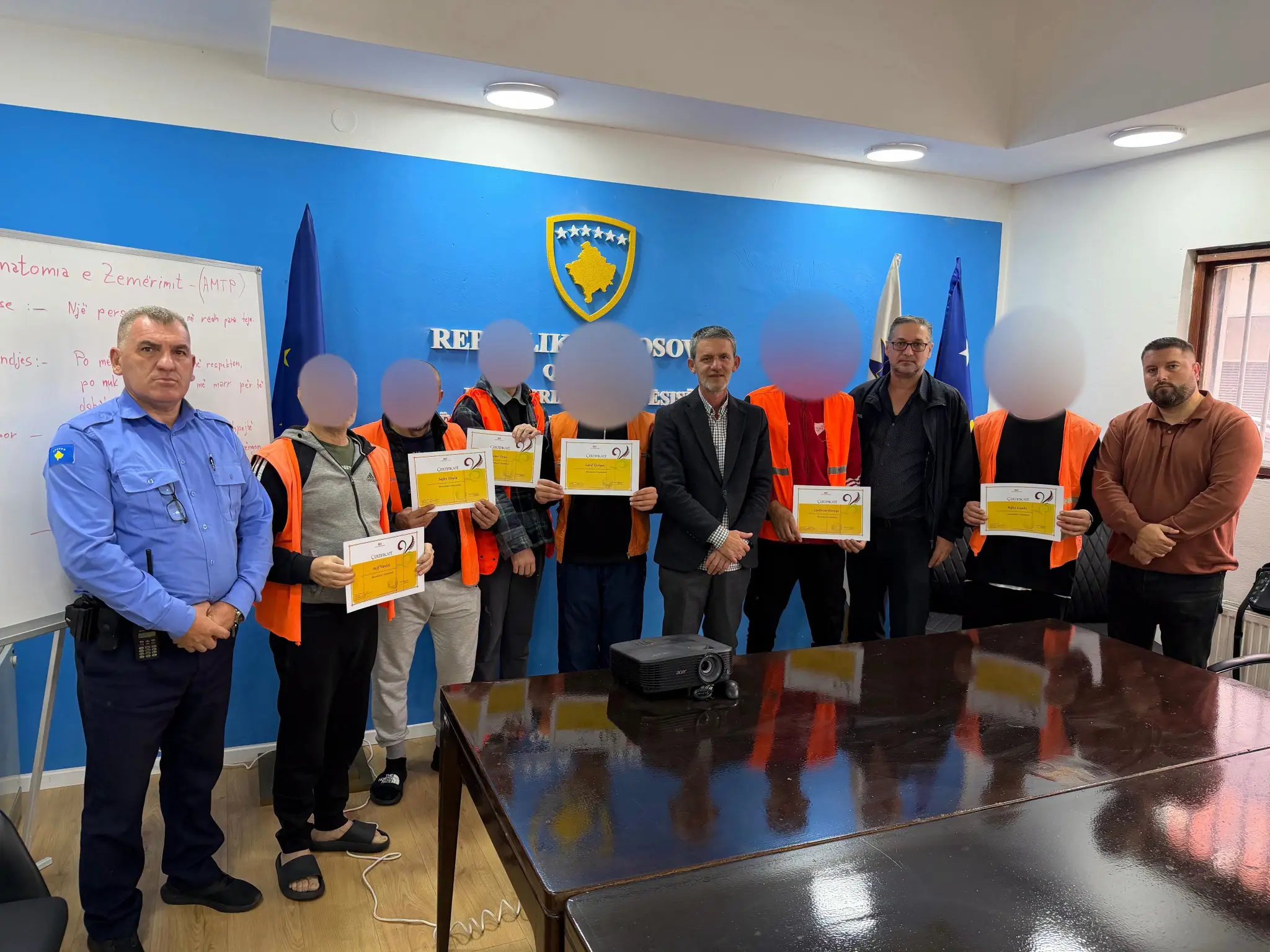 Gjashtë të dënuar certifikohen pas përfundimit të programit rehabilitues në Prizren