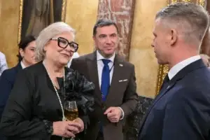 Presidentja Shiroka Pula pritet nga kryeministri hungarez, merr pjesë në ceremoninë për Revolucionin e vitit 1956