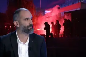 Abrashi: Shteti nuk mund të drejtohet me ultimatume, dhuna nuk është rrugë demokratike