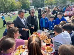 “Duart e vogla, zemra të mëdha”, nxënësit e “Mati Logorecit” organizojnë panair humanitar