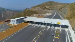 Qeveria shqiptare demanton lajmet për rritjen e tarifës në Rrugën e Kombit