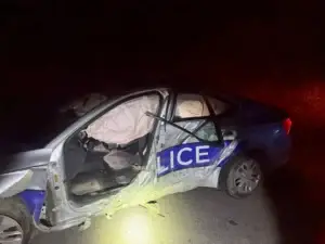 Aksidentohet në fshatin Llaushë të Skënderajit një veturë e Policisë gjatë ndjekjes së disa të dyshuarve, lëndohen dy policë