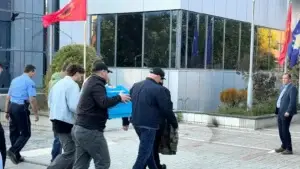Fëmijët e dëshmorëve dorëzojnë në Qeveri uniformën e UÇK-së dhe dosjet për ndryshimin e Ligjit për Dhomat e Specializuara