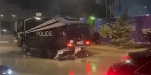 Policia përdor ujë për të larguar protestuesit pranë Kuvendit