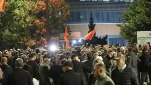 Vazhdon protesta para Kuvendit, qytetarët hedhin mjete piroteknike drejt hyrjes