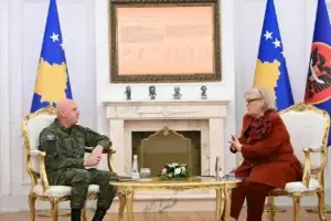 Presidentja takohet me komandantin e FSK-së, diskutohet forcimi i kapaciteteve të ushtrisë
