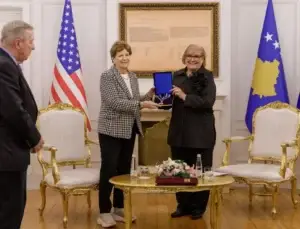 Ambasada njofton për vizitën e senatorëve, publikon fotografi nga takimi me Kurtin