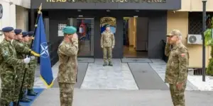 Komandanti i KFOR-it takohet me gjeneralin turk, diskutojnë për sigurinë në Kosovë dhe rajon