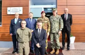 Admirali i NATO-s viziton Policinë, diskutohet për sigurinë e Kosovës